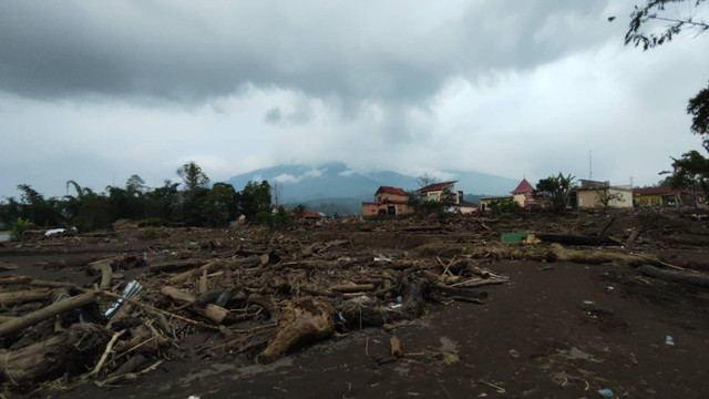 Suasana usai banjir lahar dingin Gunung Marapi di Nagari Bukik Batabuah, Kabupaten Agam, Sumatera Barat, Rabu (15/5/2024). Foto: Jonathan Devin/kumparan