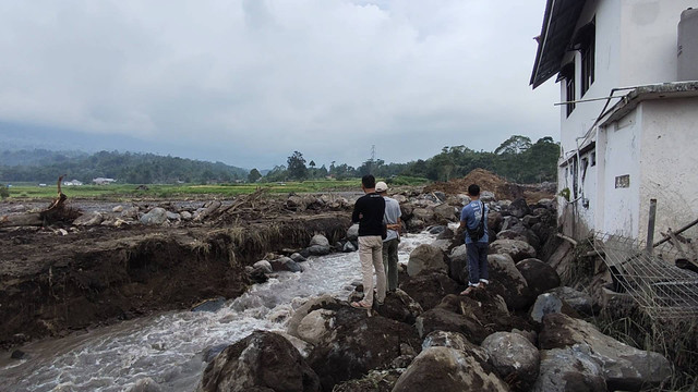 Musala An-Nur di Nagari Bukik Batabhah, Kabupaten Agam, pasca diterjang banjir lahar dingin, Rabu (15/5/2024). Foto: Jonathan Devin/kumparan