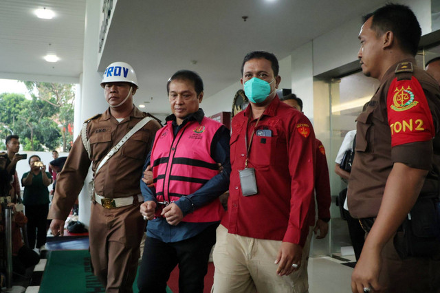 Tersangka kasus korupsi impor gula Ronny Rosfyandi (kedua kiri) berjalan meninggalkan gedung usai menjalani pemeriksaan di Gedung Kejaksaan Agung, Jakarta, Rabu (15/5/2024). Foto: Kejagung