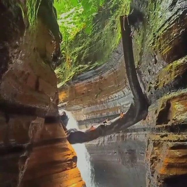 gambar: pendukung ( Menyegarkan Diri di Curug Putri Carita), dokumen pribadi penulis