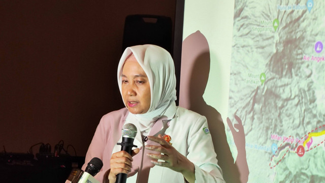 Kepala BMKG Dwikorita Karnawati memaparkan hasil pemetaan wilayah rawan banjir lahar dingin Gunung Marapi Foto: Jonathan Devin/kumparan