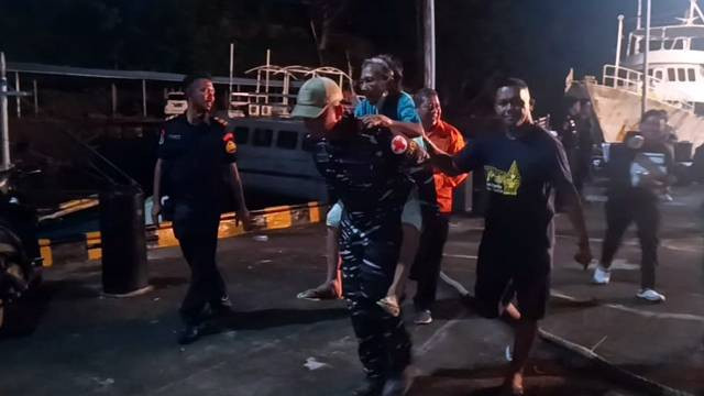 Petugas medis menggendong seorang lansia di Pulau Tagulandang menuju ke Kapal yang akan mengevakuasi mereka usai terjadinya erupsi Gunung Ruang di Kabupaten Sitaro.