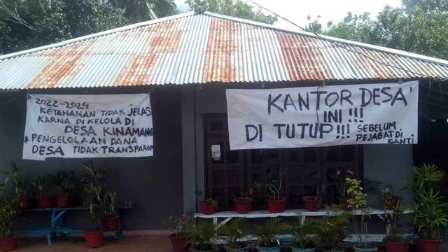 Kantor Desa Poopo Utara di Kabupaten Minahasa Selatan, Sulawesi Utara, disegel oleh warga yang marah karena Penjabat Hukum Tua (Kepala Desa) dinilai tak transparan soal anggaran.