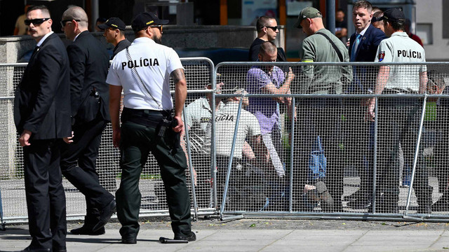 Personel keamanan menangkap seorang tersangka pria bersenjata yang menembak Perdana Menteri Slovakia di Handlova pada 15 Mei 2024. Foto: AFP