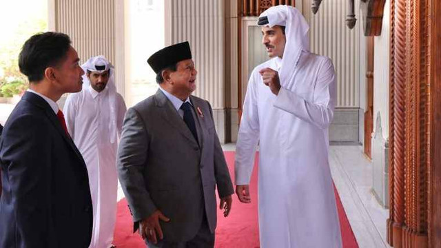 Menteri Pertahanan RI Prabowo Subianto bersama Gibran Rakabuming Raka menemui pemimpin negara Qatar atau Emir Qatar, Yang Mulia Sheikh Tamim bin Hamad Al Thani, di Istana Amiri Diwan, Doha, Qatar, Rabu (15/5). Foto: Dok. Kemenhan