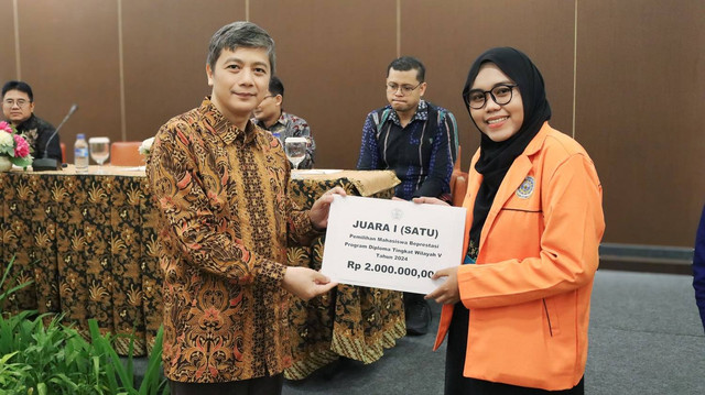 Penyerahanhadiah Juara I Pilmapres Program Diploma Wilayah V DIY 2024 (Dok. Istimewa)