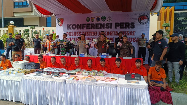 Konferensi pers penangkapan 12 tersangka narkotika oleh Polres Metro Jakarta Pusat, Senin (14/5/2024). Foto: Thomas Bosco/kumparan