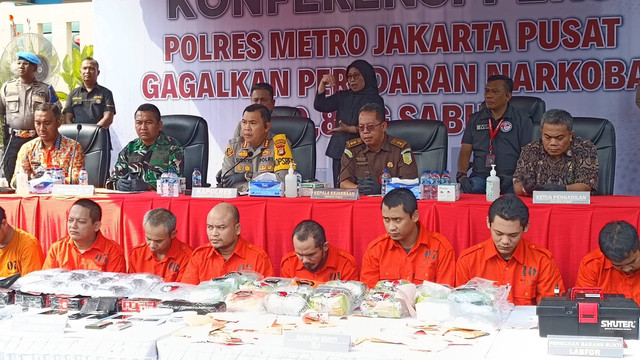 Konferensi pers penangkapan 12 tersangka narkotika oleh Polres Metro Jakarta Pusat, Senin (14/5/2024). Foto: Thomas Bosco/kumparan