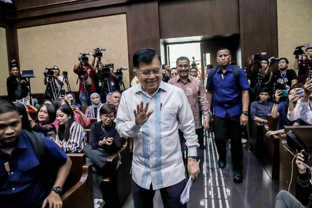 Wakil Presiden RI ke-10 dan ke-12 Jusuf Kalla hadir sebagai saksi a de charge (meringankan) atas terdakwa eks Dirut PT Pertamina, Karen Agustiawan, dalam kasus korupsi pengadaan LNG tahun 2011-2021 di Pengadilan Tipikor, Jakarta, Kamis (16/5/2024). Foto: Jamal Ramadhan/kumparan