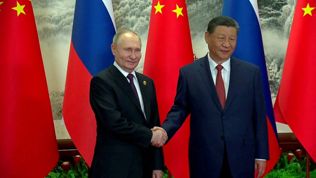 Presiden Rusia Vladimir Putin dan Presiden China Xi Jinping bertemu di Beijing, China (16/5/2024). Foto: Kremlin.ru/Handout via REUTERS