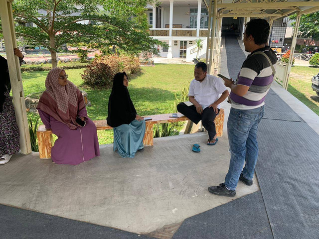 Orang tua korban di RS Athaya Medika Ujung Tanjung. Dok: Ist.