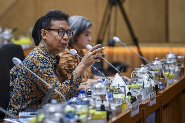 Menteri Kesehatan Budi Gunadi Sadikin memberikan paparan saat mengikuti rapat dengar pendapat (RDP) dengan Komisi IX DPR di kompleks Parlemen, Jakarta, Kamis (16/5/2024). Foto: ANTARA FOTO/Galih Pradipta