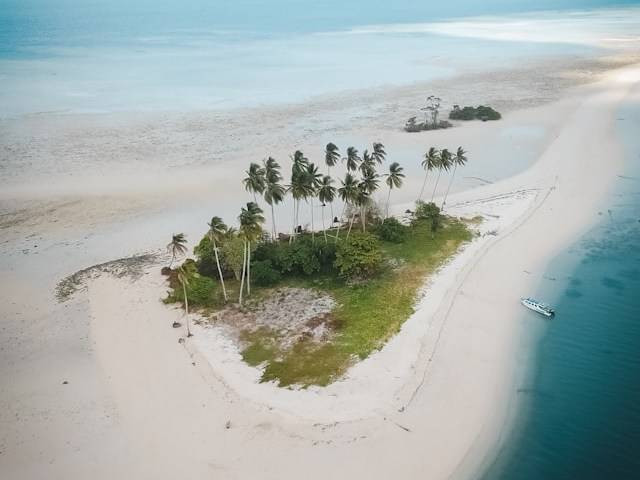 Pulau Sangalaki. Foto hanyalah ilustrasi, bukan tempat yang sebenarnya. Sumber: Unsplash/Bayu Anggoro