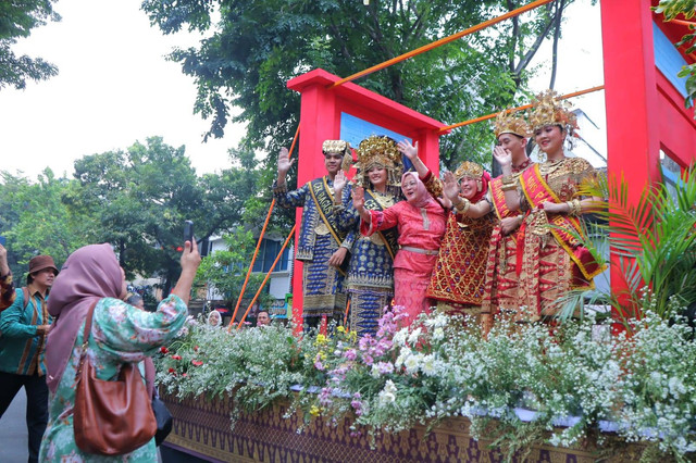 Pj Ketua TP PKK Palembang, Dewi Ratu Dewa bersama Pj Ketua DW Palembang di atas kendaraan Pawai dari Palembang, Foto : Istimewa