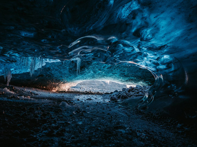 Goa Halo Tabung. Foto Hanya Ilustrasi, Bukan Tempat Sebenarnya. Sumber Unsplash Mark Olsen