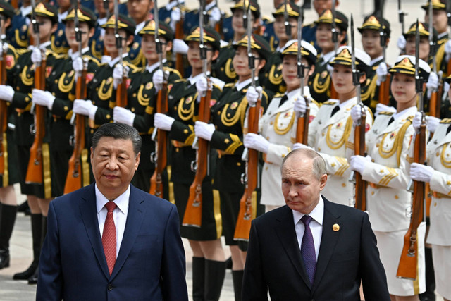 Presiden Rusia Vladimir Putin dan Presiden Tiongkok Xi Jinping menghadiri upacara penyambutan resmi di Beijing, China, Kamis (16/5/2024). Foto: Sputnik/Konstantin Zavrazhin/Pool via REUTERS