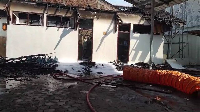 Kebakaran gudang milik Bank BTPN di Jalan Teuku Umar, Kelurahan Kadipaten, Kecamatan Bojonegoro Kota, Kabupaten Bojonegoro. Kamis (15/05/2024). (Aset: Dok Istimewa)