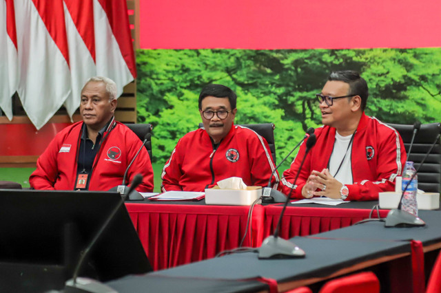 Ketua DPP PDI Perjuangan (PDIP) sekaligus Steering Committee (SC) Rakernas V PDIP Djarot Saiful Hidayat (tengah) menyampaikan keterangan terkait pelaksanaan Rakernas IV PDIP di Kantor DPP PDIP, Jakarta, Kamis (16/5/2024). Foto: Jamal Ramadhan/kumparan