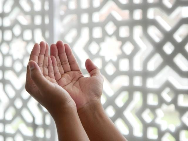 Ilustrasi Apakah Doa Harus Mengusap Wajah. Foto: dok. Unsplash/Masjid MABA