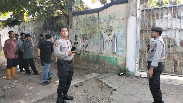 Polisi saat mengamankan SMK Negeri 3 Yogyakarta usia diserang sekelompok pemuda tak dikenal. Foto: Dok. Polresta Yogyakarta