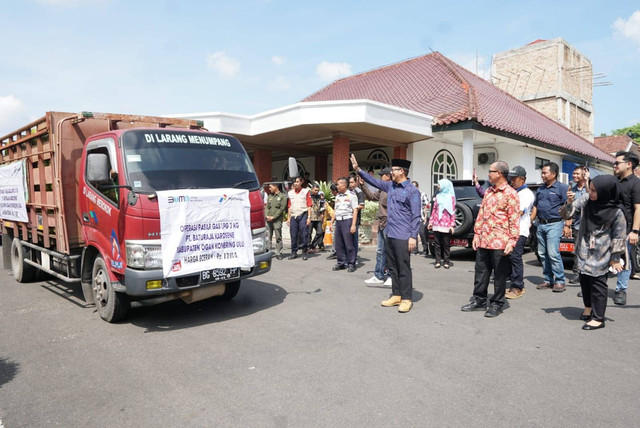 Pj Bupati OKU, H Teddy Meillwansyah, saat melepas truk pengangkut tabung gas elpiji 3 kg. (ist)