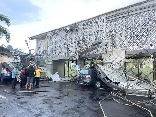 Bangunan Mal Pelayanan Publik (MPP) Sintang rusak dihantam angin puting beliung. Foto: Yusrizal/Hi!Pontianak