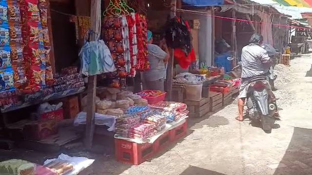 Sejumlah pedagang mulai membuka kios mereka di Pasar 66 Pulau Tagulandang usai Erupsi Gunung Ruang.