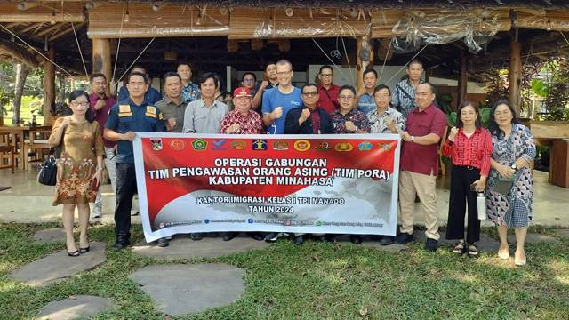 Tim Pengawasan Orang Asing (Timpora) Imigrasi Manado berfoto bersama di salah satu tempat yang dikunjungi di Minahasa.