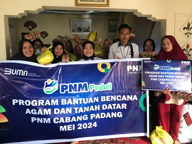 PT Permodalan Nasional Madani (PNM) melalui program PNM Peduli menyalurkan bantuan kepada masyarakat yang terdampak bencana banjir lahar dingin di Sumatera Barat. Foto: dok. PNM