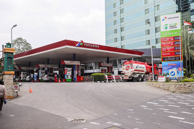 Ilustrasi pengisian bahan bakar di SPBU Pertamina Foto: Jamal Ramadhan/kumparan