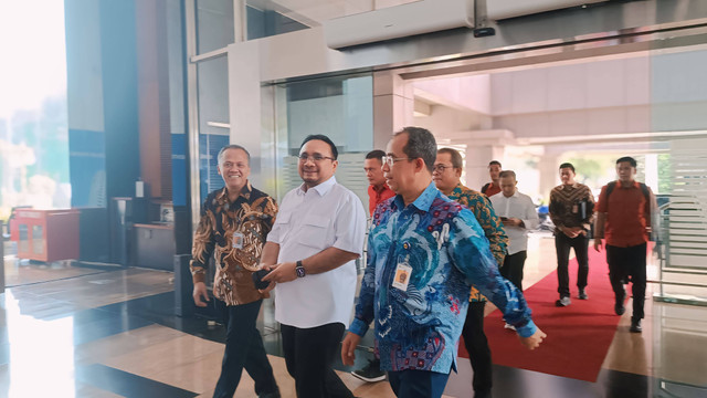 Menteri Agama Yaqut Cholil Qoumas menyambangi Menteri Keuangan Sri Mulyani di kantor Kementerian Keuangan, Jumat (17/5). Foto: Ave Airiza Gunanto/kumparan