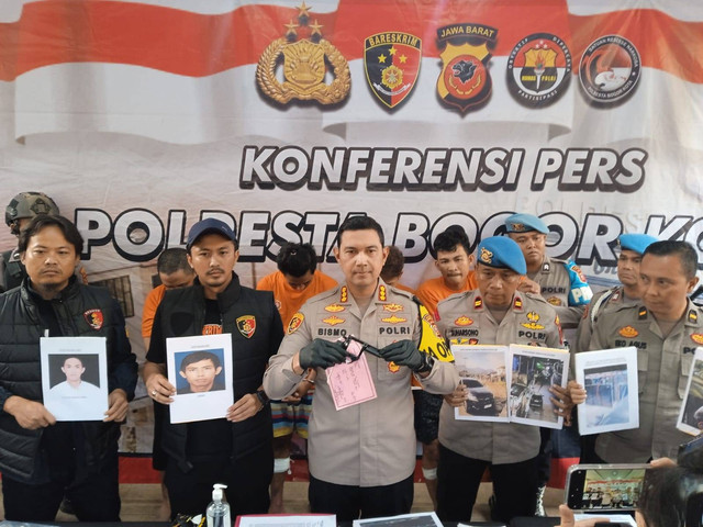 Kapolres Bogor Kota, AKBP Bismo Teguh Prakoso (tengah), menjelaskan kasus pencurian mobil Chevrolet Trailblazer. Dok: kumparan.