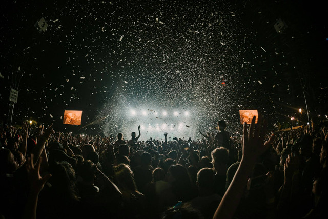 Tips nonton konser NCT Dream di GBK 2024. Foto hanya ilustrasi, bukan gambar sebenarnya. Sumber: Unsplash/ Danny Howe. 