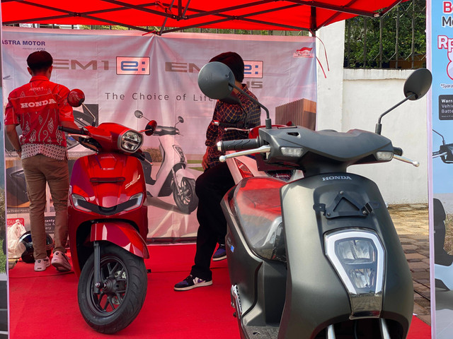 Asmo Kalbar memperkenalkan motor listrik EM1 dan Honda PCX 160. Foto: Rere Hutaepa/Hi!Pontianak