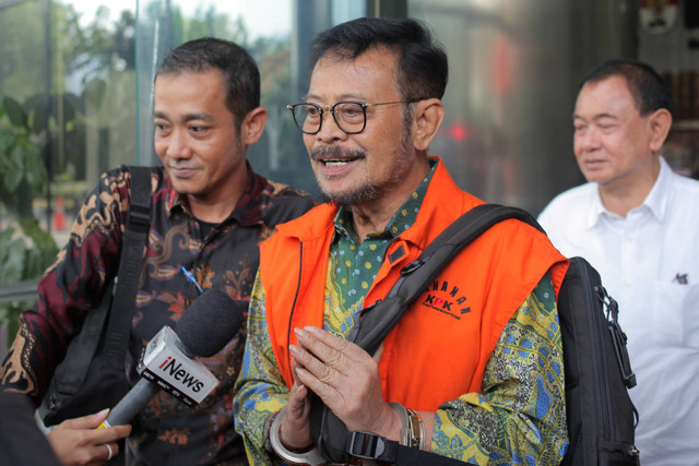 Tersangka kasus dugaan korupsi di Kementerian Pertanian Syahrul Yasin Limpo (tengah) berjalan menuju mobil tahanan usai pemeriksaan di gedung KPK, Jakarta, Jumat (17/5/2024). Foto: Reno Esnir/Antara Foto