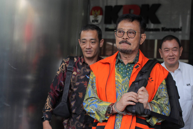 Tersangka kasus dugaan korupsi di Kementerian Pertanian Syahrul Yasin Limpo (tengah) berjalan menuju mobil tahanan usai pemeriksaan di gedung KPK, Jakarta, Jumat (17/5/2024). Foto: Reno Esnir/Antara Foto