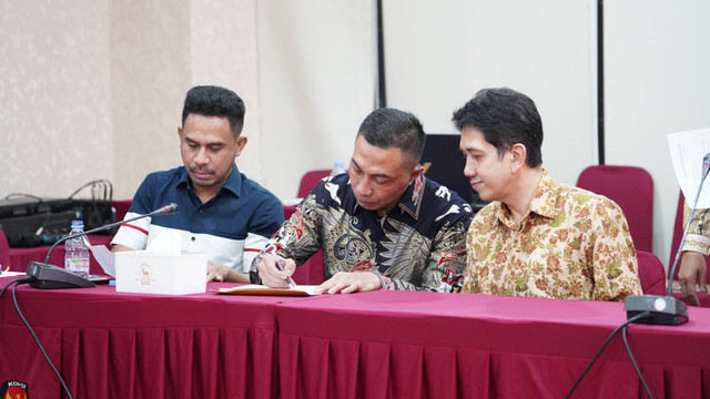 Dharma Pongrekun dan Kun Wardana saat menyerahkan berkas administrasi ke KPU DKI Jakarta, 17 Mei 2024. Foto: Dok. KPU DKI