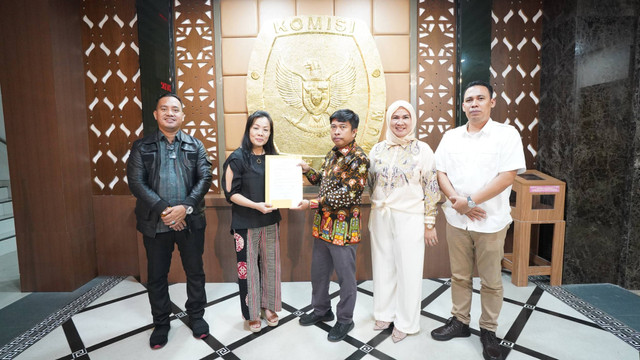 Bakal pasangan calon gubernur DKI Jakarta jalur perseorangan, Dharma Pongrekun- Kun Wardana menyerahkan berkas administrasi ke KPU DKI Jakarta, Jumat (17/5/2024). Foto: Dok. KPU DKI