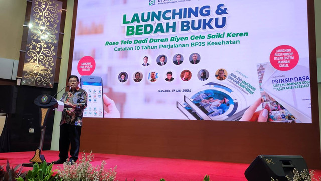 Direktur Utama BPJS Kesehatan, Ali Ghufron Mukti, memberikan sambutan dalam Launching dan Bedah Buku "Roso Telo Dadi Duren Biyen Gelo Saiki Keren, Catatan 10 Tahun Perjalanan BPJS Kesehatan" di Jakarta, Jumat (17/5/2024). Foto: Arifin Asydhad/kumparan