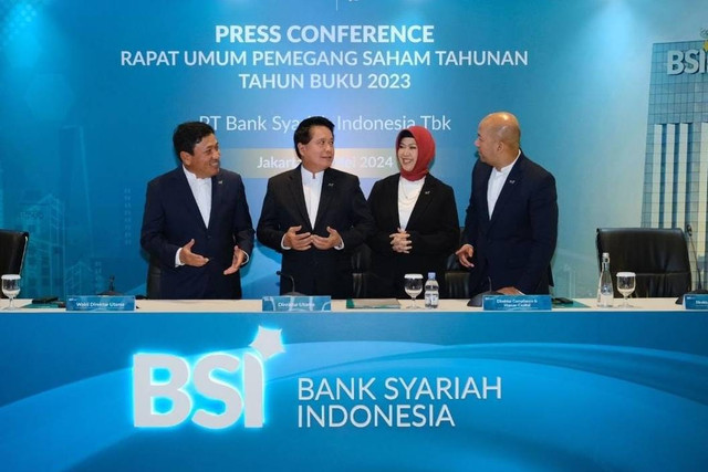 Dirut BSI Hery Gunardi didampingi Wakil Dirut BSI Bob Tyasika Ananta, Direktur Compliance & Human  Capital BSI Tribuana Tunggadewi dan Direktur Finance & Strategy BSI Ade Cahyo Nugroho saat konferensi pers RUPST BSI Tahun Buku 2023. Foto: Dok. BSI