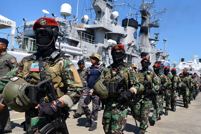 Prajurit TNI AL mengikuti apel kelengkapan Satuan Tugas Laut (Satgasla) untuk pengamanan World Water Forum ke-10 di Pelabuhan Benoa, Denpasar, Bali, Jumat (17/5/2024). Foto: Fikri Yusuf/ANTARA FOTO