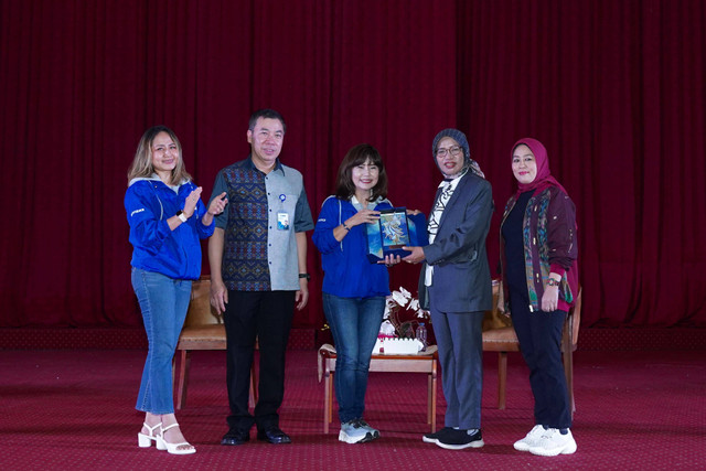 Direktur BCA, Lianawaty Suwono, bersama jajaran rektorat Universitas Sriwijaya (UNSRI) usai menyampaikan kuliah umum. (ist)