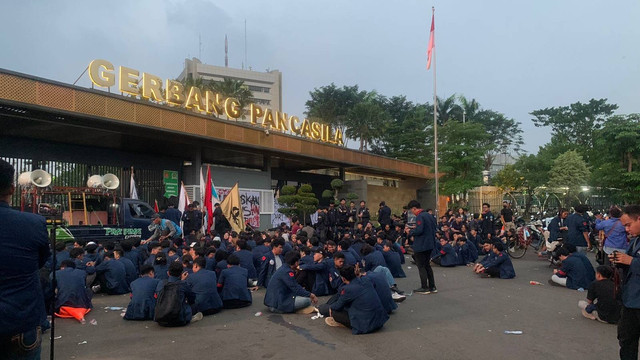 Suasana unjuk rasa beberapa mahasiswa di belakang gedung DPR, Jumat (17/5/2024). Foto: Paulina Herasmaranindar/kumparan