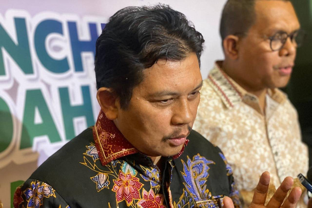 Direktur Utama BPJS Kesehatan Ali Ghufron Mukti dalam acara Launching dan Bedah Buku "Roso Telo Dadi Duren Biyen Gelo Saiki Keren" di Jakarta, Jumat (17/5/2024). Foto: Ghifari/kumparan 