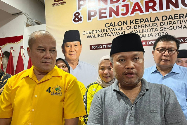 Sekertaris DPD Golkar Sumut Ilhamsyah (kiri) dan Sekretaris Gerindra Sumut Sugiat Santoso di Kantor DPD Gerindra Sumut pada Jumat (17/5/2024). Foto: Tri Vosa/kumparan