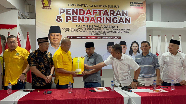 Ketua DPD Golkar Sumut Musa Rajekshah melalui perwakilannya resmi mendaftar Pilgub Sumut via Partai Gerindra pada Jumat (17/5/2024). Foto: Tri Vosa/kumparan