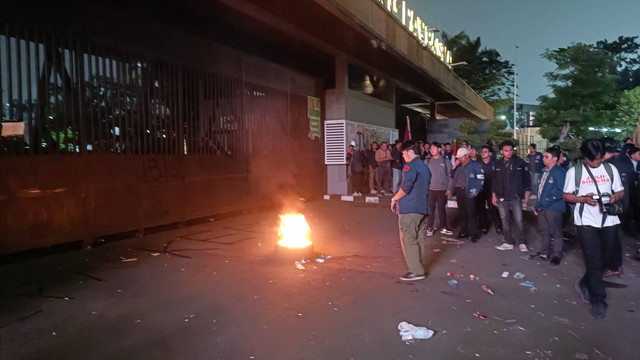 Aksi demo mahasiswa di Gerbang Pancasila Gedung DPR RI bubar, massa bakar ban seraya tinggalkan lokasi, Jumat (17/5/2024). Foto: Thomas Bosco/kumparan