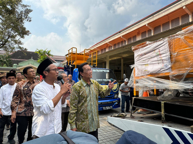 Sultan HB X (kanan) saat melepas mesin pengolah sampah untuk digunakan di ITF Bawuran, Bantul, Jumat (17/5). Foto: Resti Damayanti/Pandangan Jogja