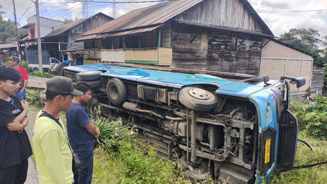 Bus pariwisata di Kabupaten Toba, Sumut, tabrak 4 pejalan kaki pada Jumat (17/5/2024). Foto: Dok. Istimewa