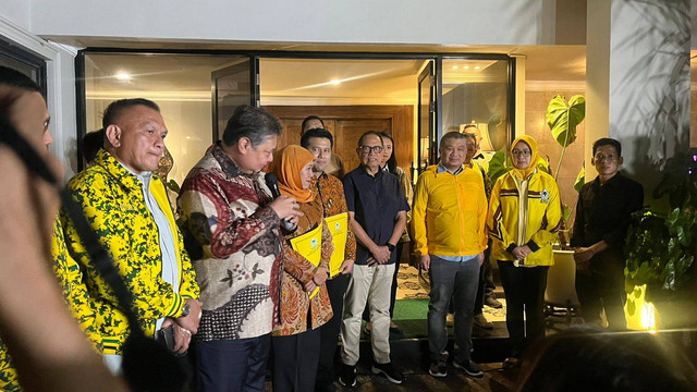 Gubernur Jawa Timur Khofifah Indar Parawansa dan Wagub Jawa Timur Emil Dardak sambangi kediaman Ketum Golkar Airlangga Hartarto di Jakarta Selatan, Jumat (17/5/2024). Foto: Haya Syahira/kumparan